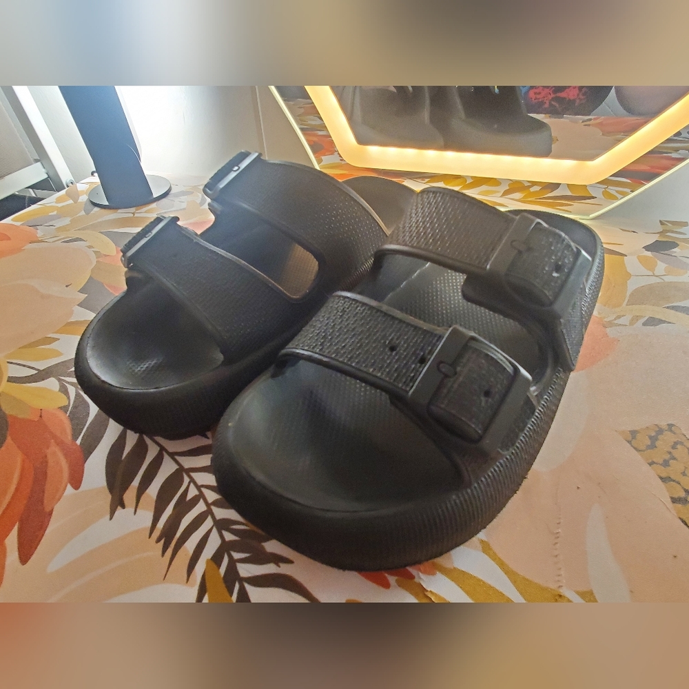 Cloud Shoes - W9. 5